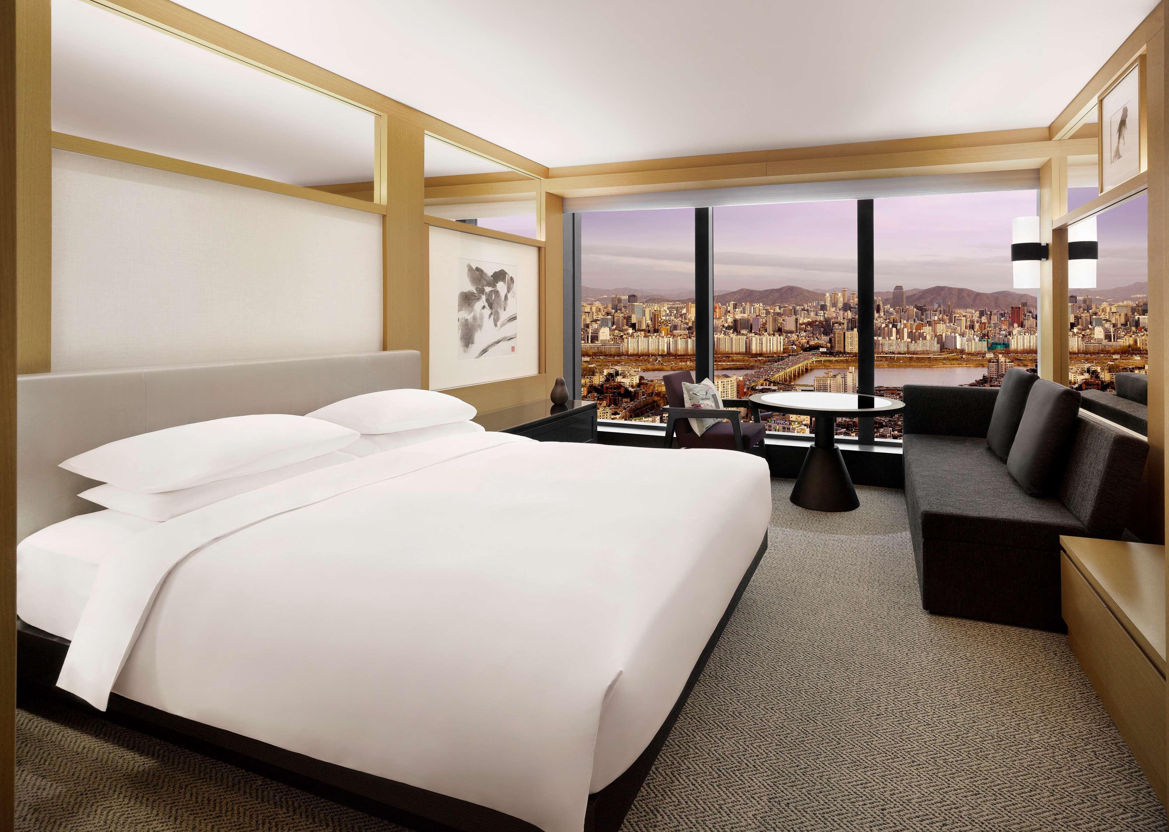 Grand Hyatt Seoul Ξενοδοχείο Εξωτερικό φωτογραφία A guest room at the hotel