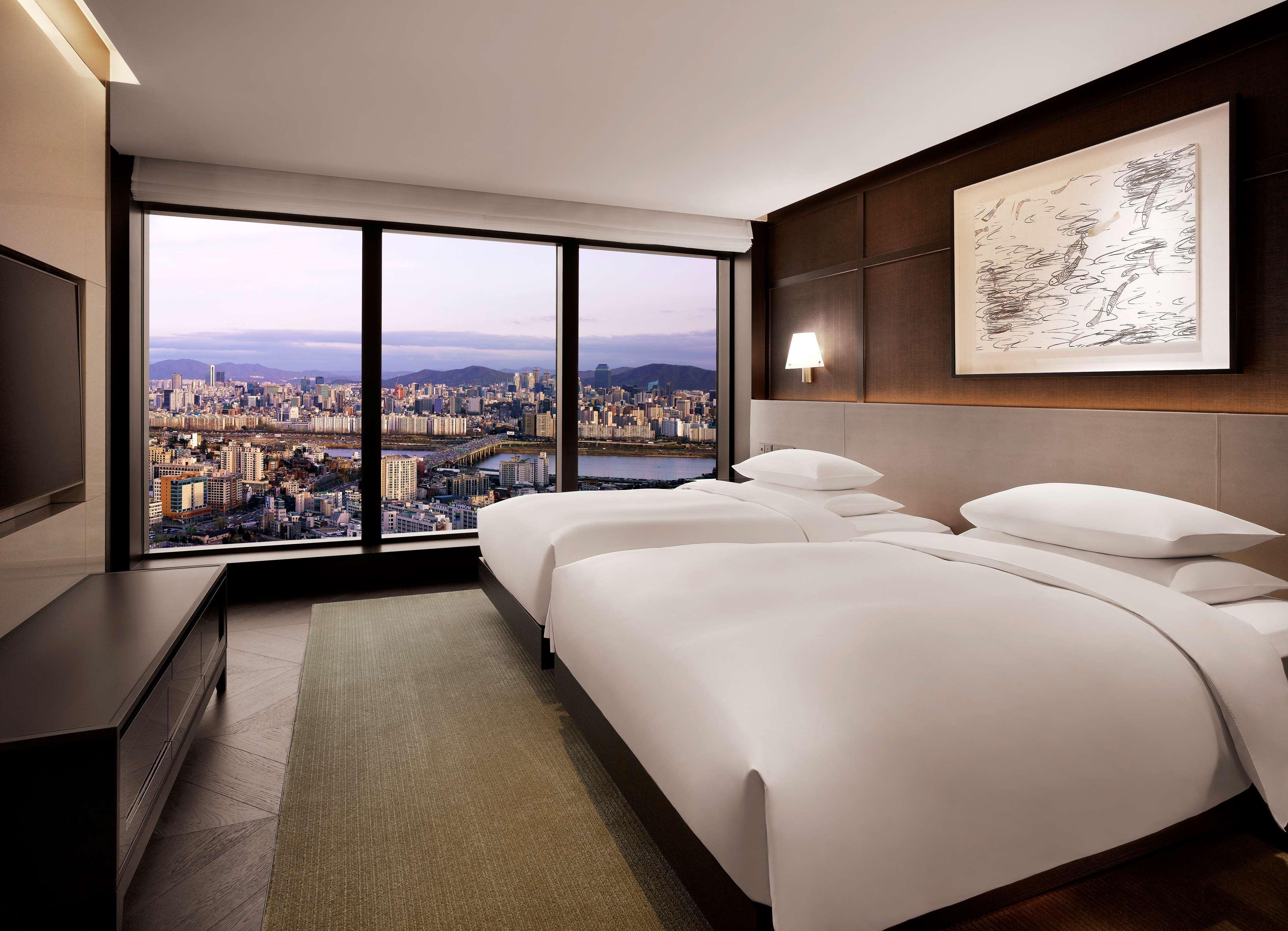 Grand Hyatt Seoul Ξενοδοχείο Εξωτερικό φωτογραφία A guest room at the hotel